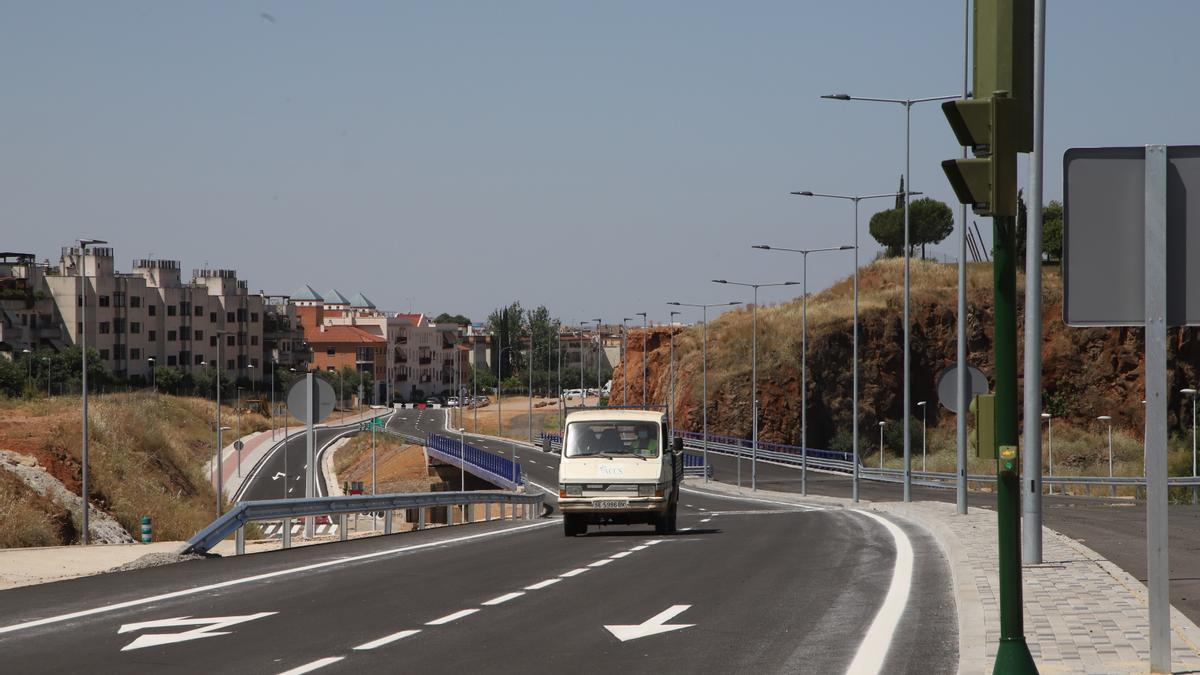 Las obras del tramo municipal están prácticamente acabadas y ya hay semáforos instalados.