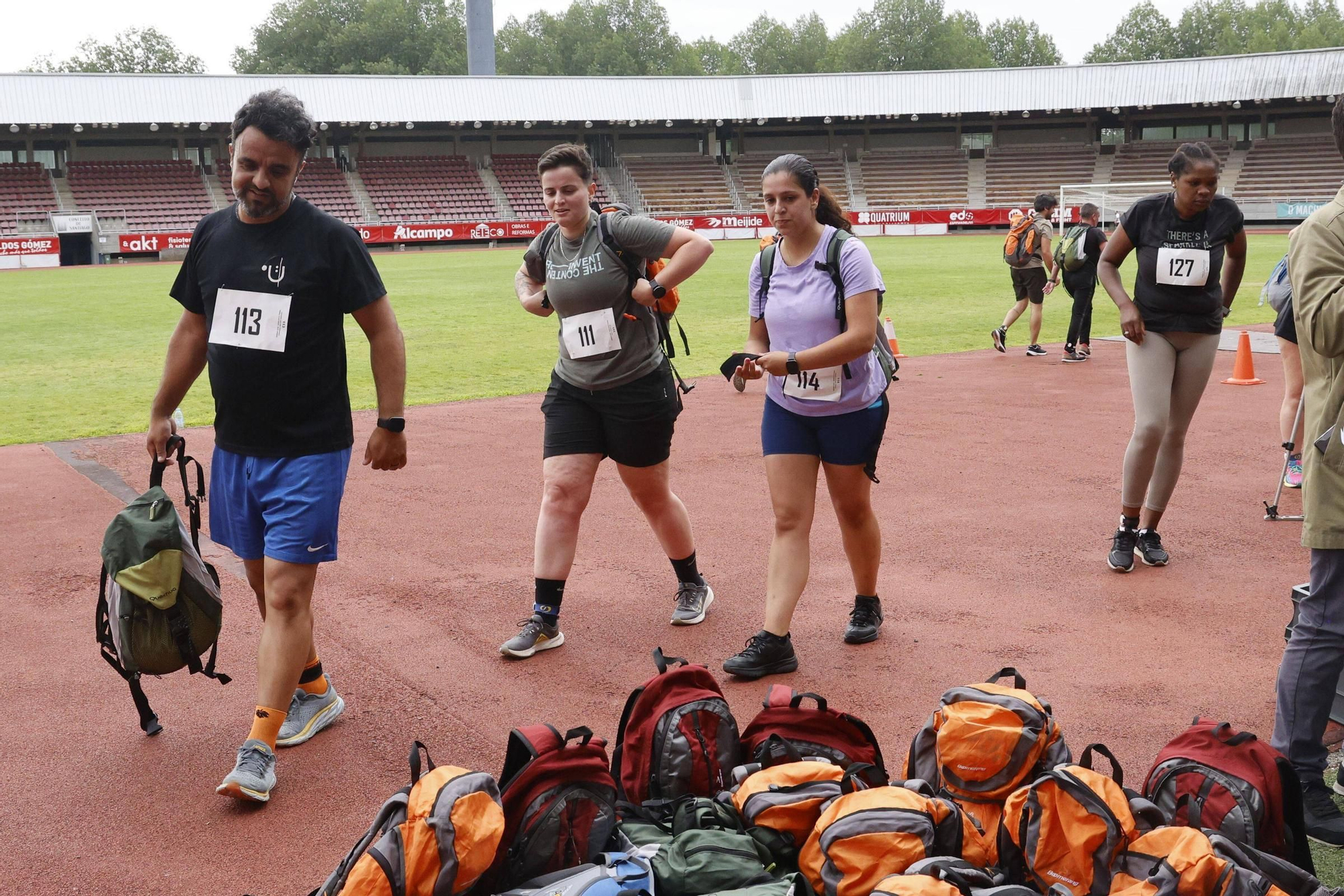 Pruebas físicas de los aspirantes a bomberos forestales en el estadio Verónica Boquete de Santiago