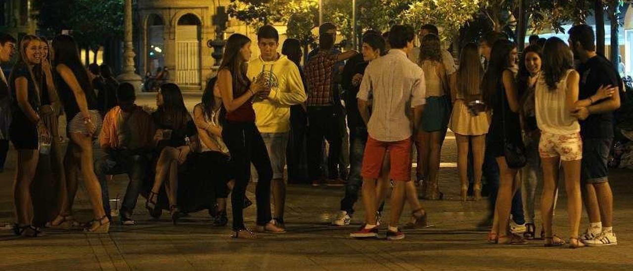 Un grupo de jóvenes, celebrando un botellón en la ciudad. // Iñaki Osorio