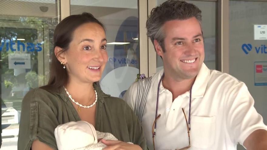 Lucía Pombo y Álvaro López Huerta presentan a la pequeña Lola Belén tras recibir el alta