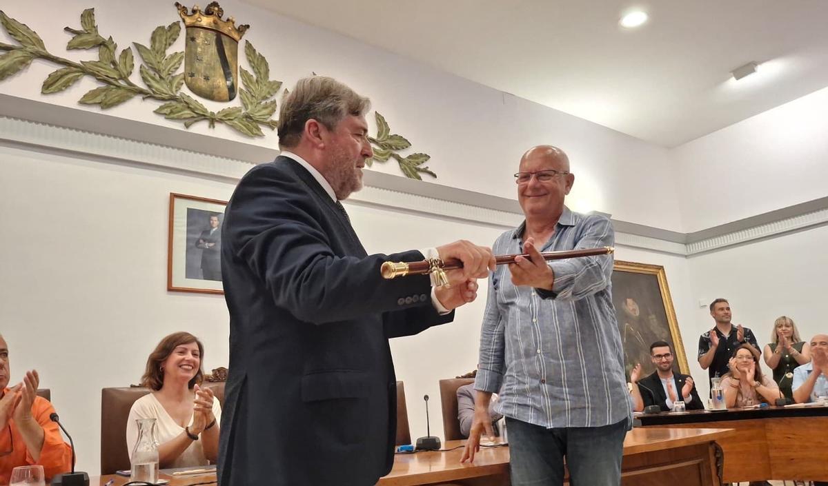 Rafa Carrió ha recibido la vara de alcalde de Vicent Grimalt: esa imagen cierra las tiranteces de los últimos días