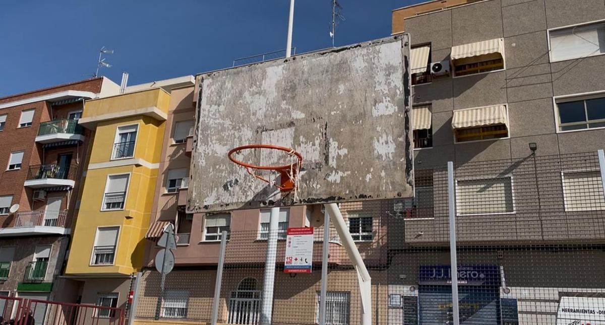 Estado de una canasta en un barrio, lo que denuncia el PSOE
