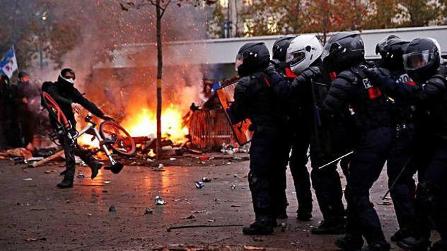 Diversos manifestants s&#039;enfronten a policies als carrers de París.