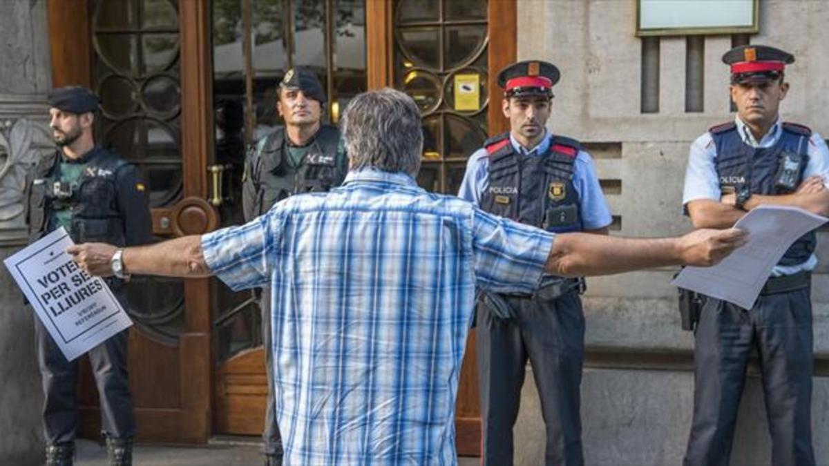 Guardias civiles y mossos en la Conselleria d'Economia, el 20 de septiembre.