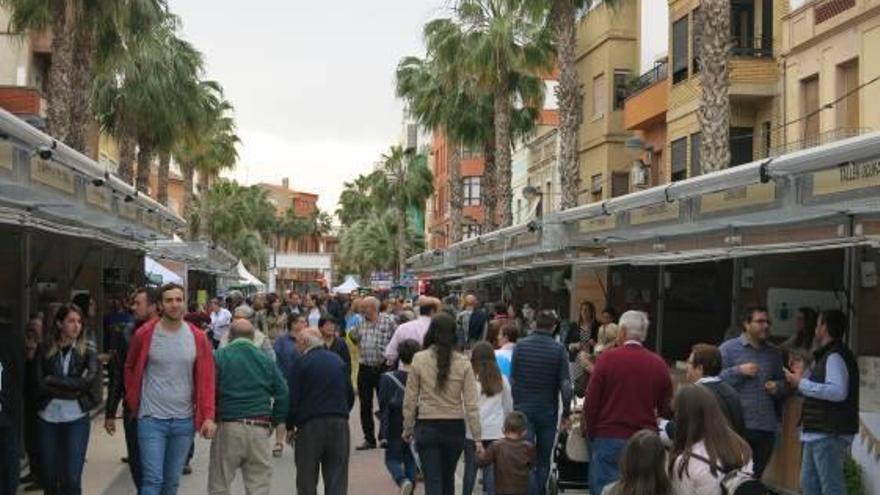 Asistentes a la feria agrícola y comercial de Turís.