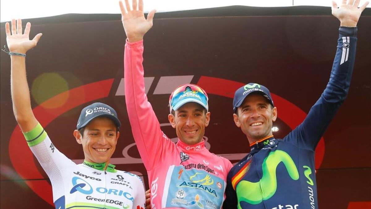 Alejandro Valverde, a la derecha, junto a Vincenzo Nibali, de rosa, y Esteban Chaves, en el podio final del Giro, en Turín