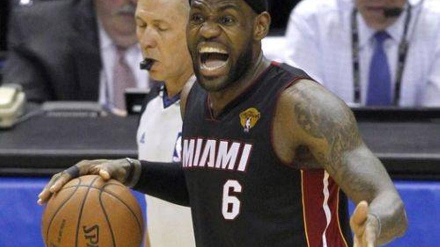 Lebron James ejerce de estrella en San Antonio