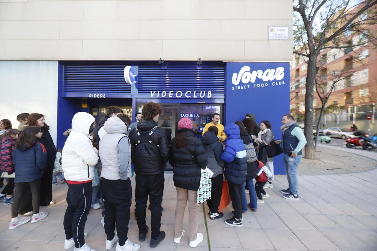 En imágenes | Abre en Voraz Steet Food en Zaragoza, un take away escondido en un videoclub