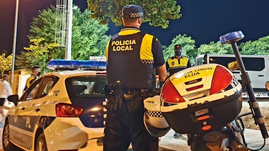 Agentes de la Policía Local de Elda durante uno de los dispositivos de control sanitario por el covid-19.