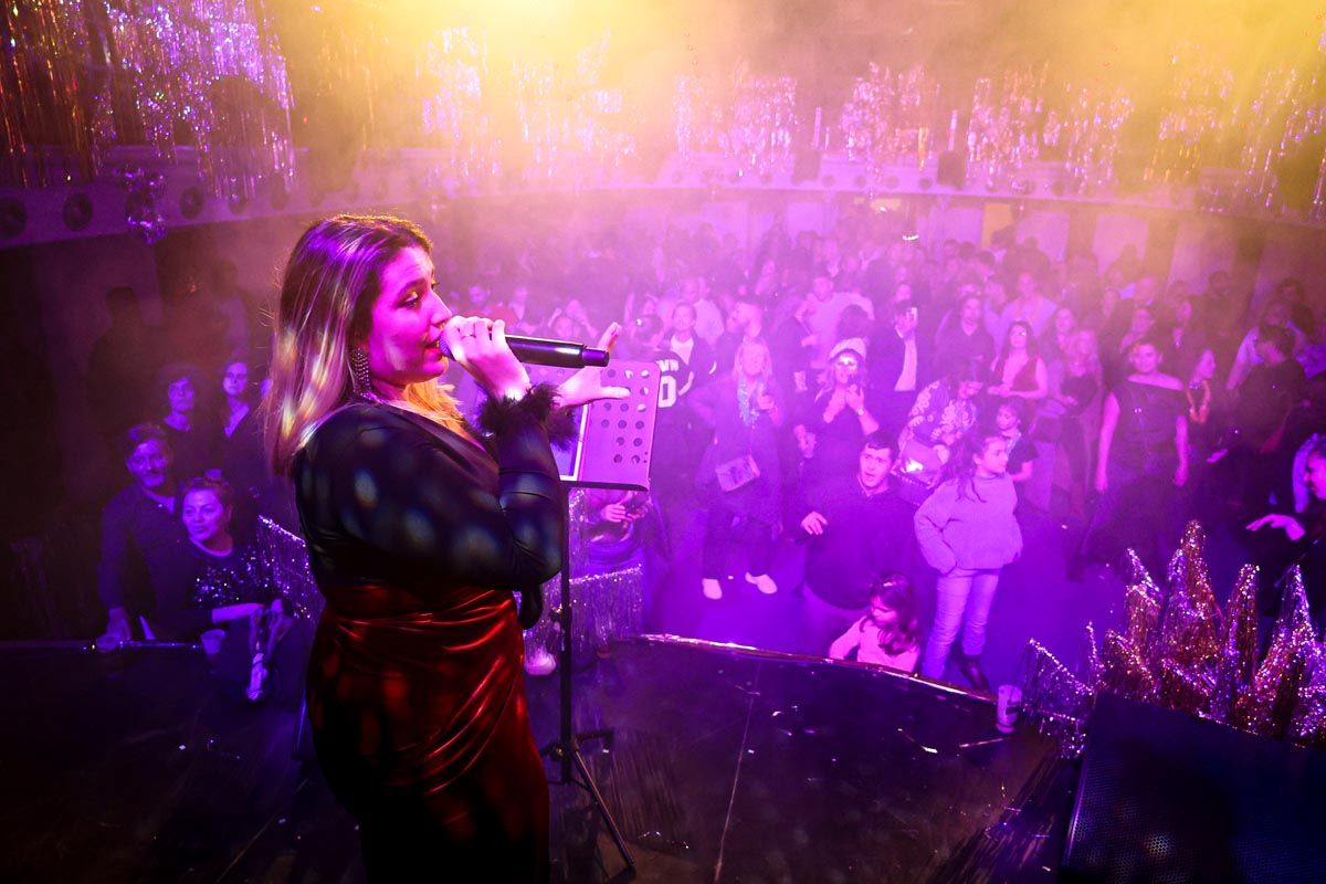 Mira aquí todas las imágenes de la fiesta de fin de año en el Teatro España de Santa Eulària