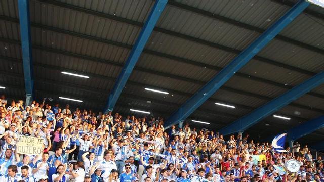 El fondo con más de 600 aficionados del Tenerife en El Toralín.