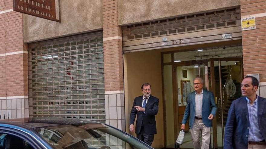 Mariano Rajoy y Francisco Riquelme, a su salida del Registro, ayer por la tarde. // Antonio Amorós