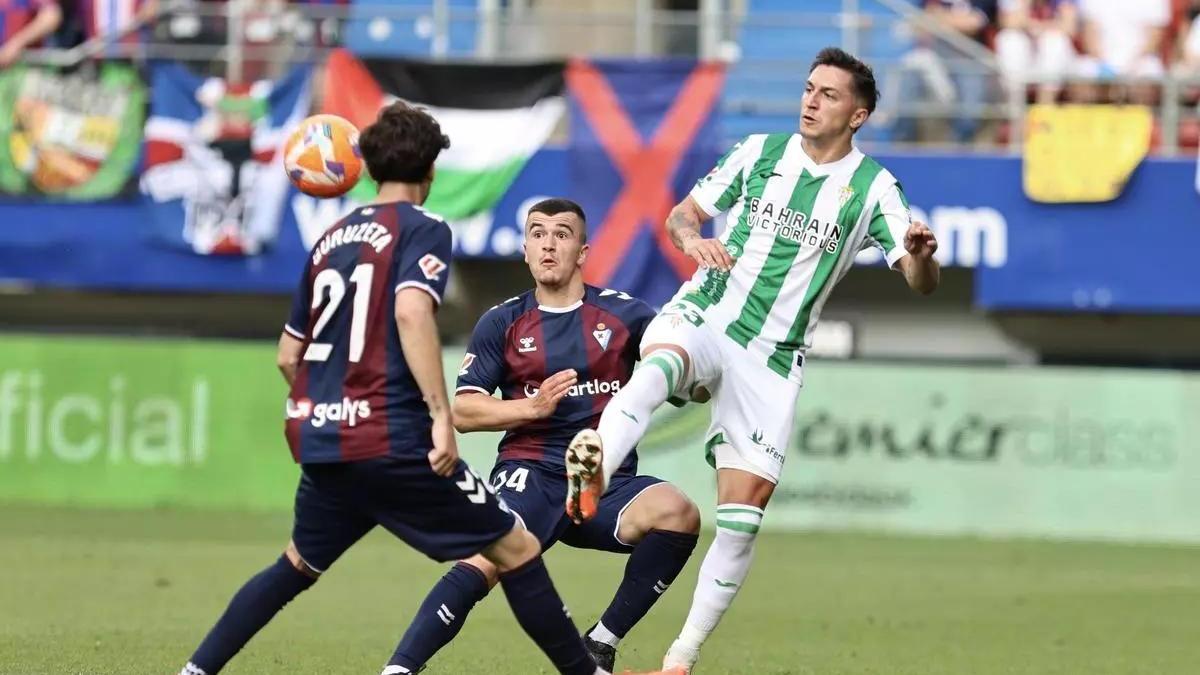 Christian Carracedo pelea por un balón dividido en la última visita a Ipurúa, el pasado curso.