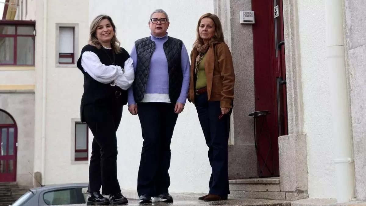 Cristina Arufe, Ofelia Debén y Remedios Martínez en la entrada de Proyecto Hombre en Vigo.