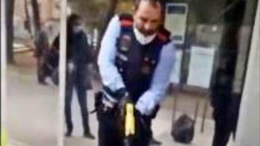 L&#039;agent disparant la Taser a la jove al mig del carrer.