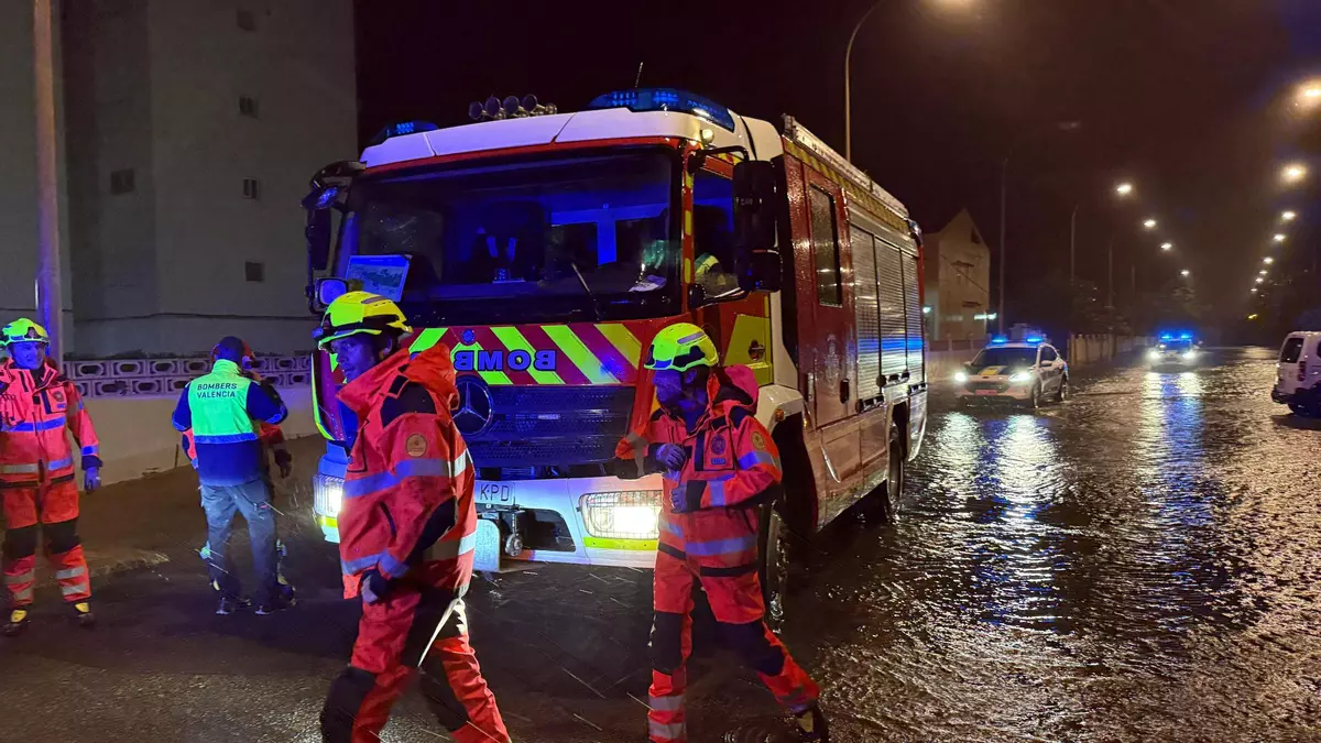 Los Bomberos de València realizan 70 servicios durante la alerta roja del lunes