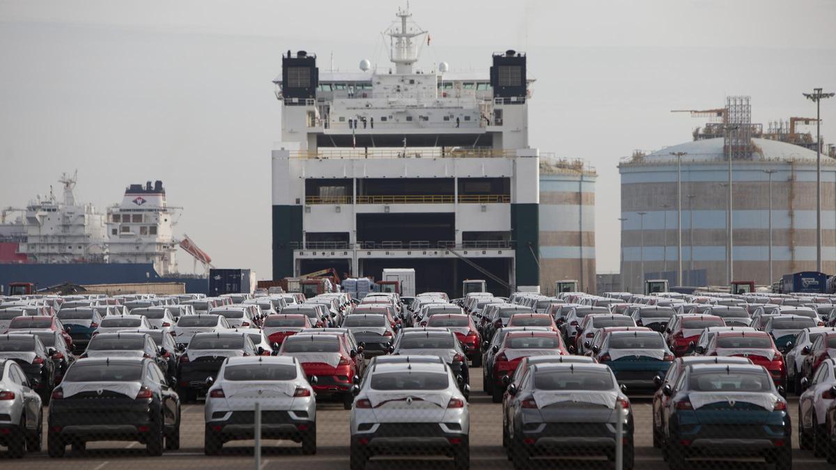 Terminal de carga de vehículos en el puerto de Sagunt.