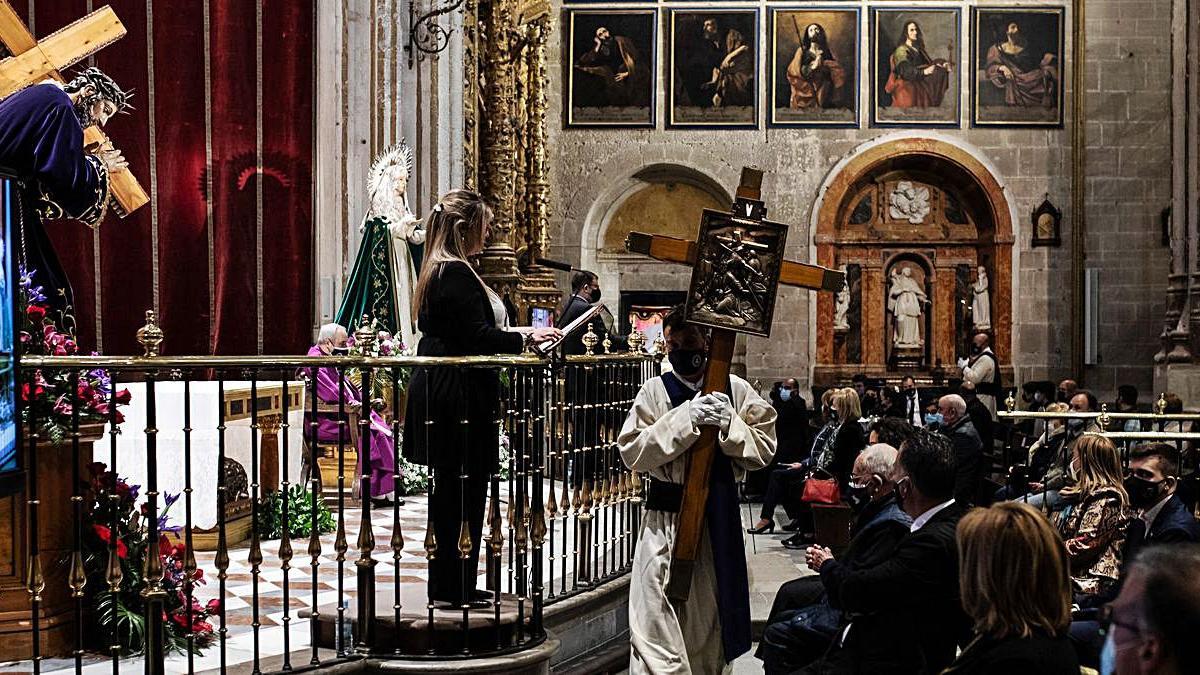 El Nazareno de San Frontis y la Esperanza presiden el Vía Crucis en la Catedral | Nico Rodríguez