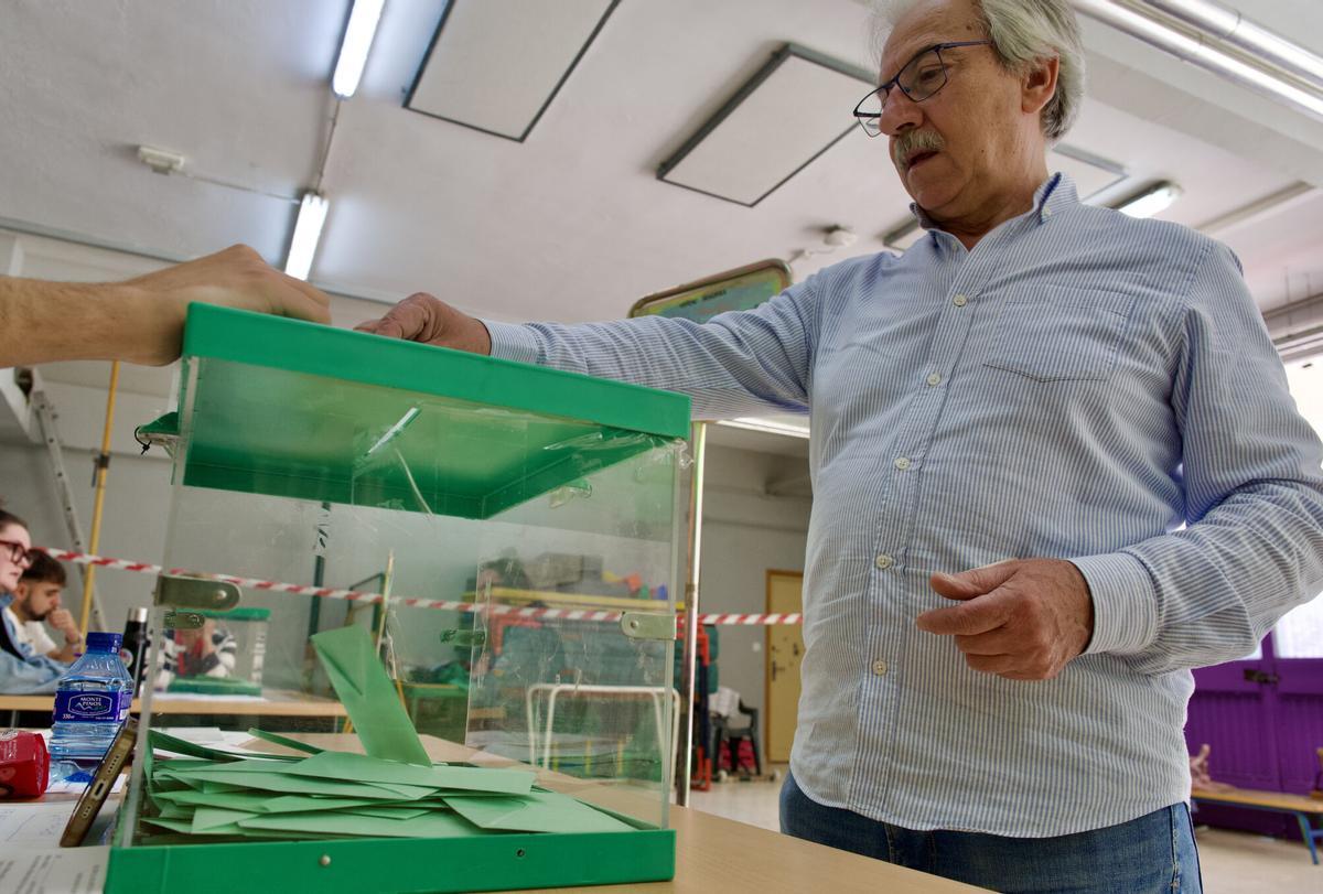 Un ciudadano ejerce su derecho al voto en un colegio electoral en Jaén.