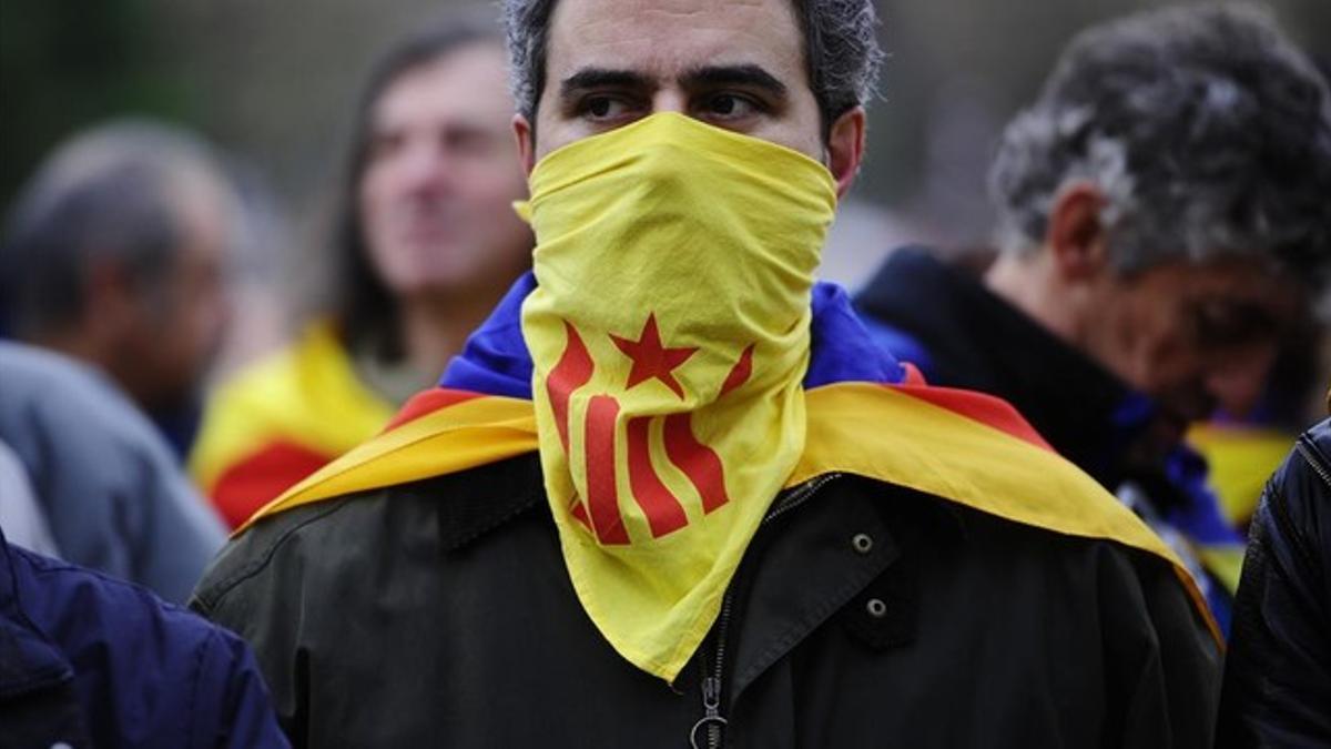 Un hombre luce una 'estelada', en una manifestación en Barcelona.