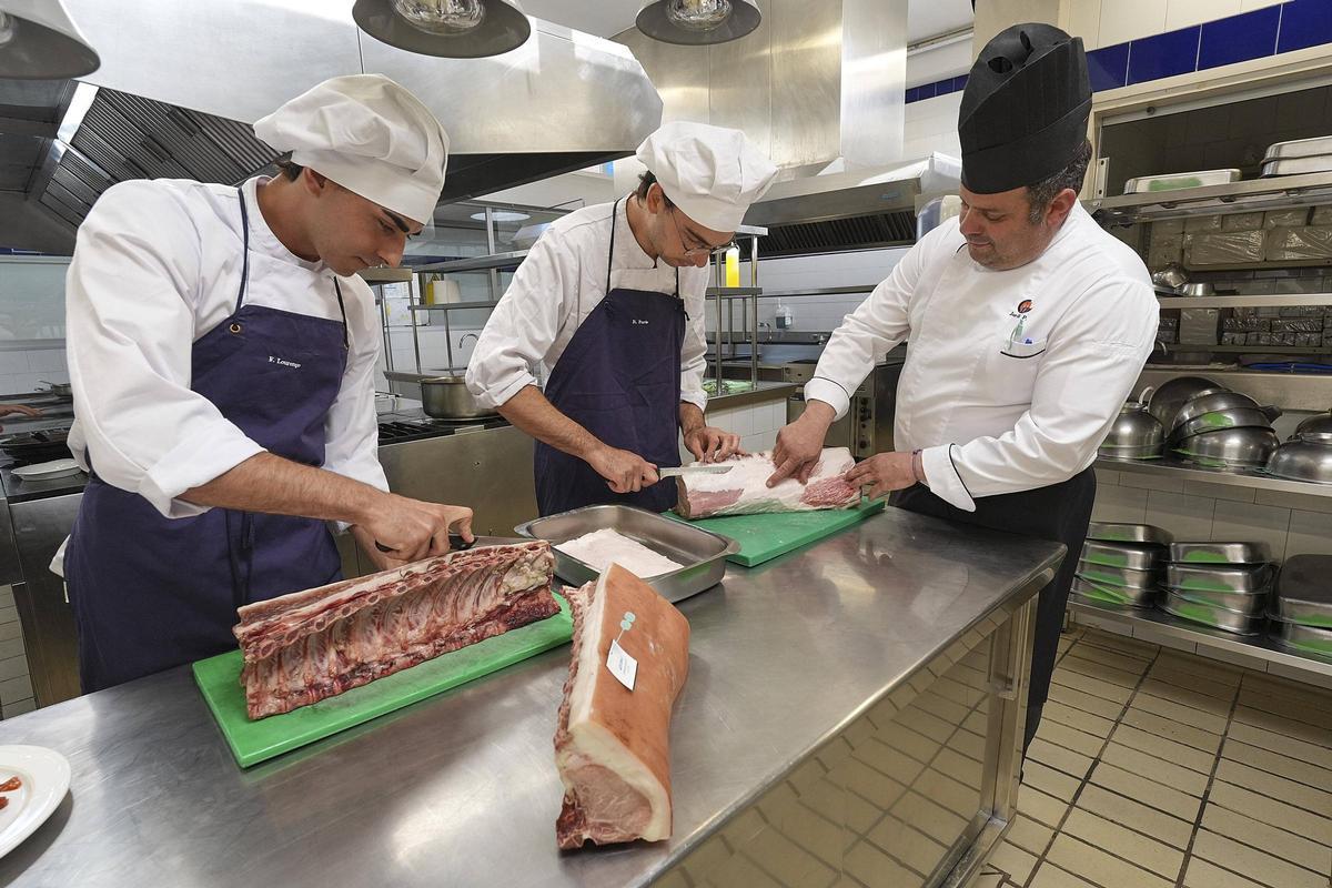 Jordi Parés (a la dreta) ajudant a preparar les peces de carn madurada de porc.