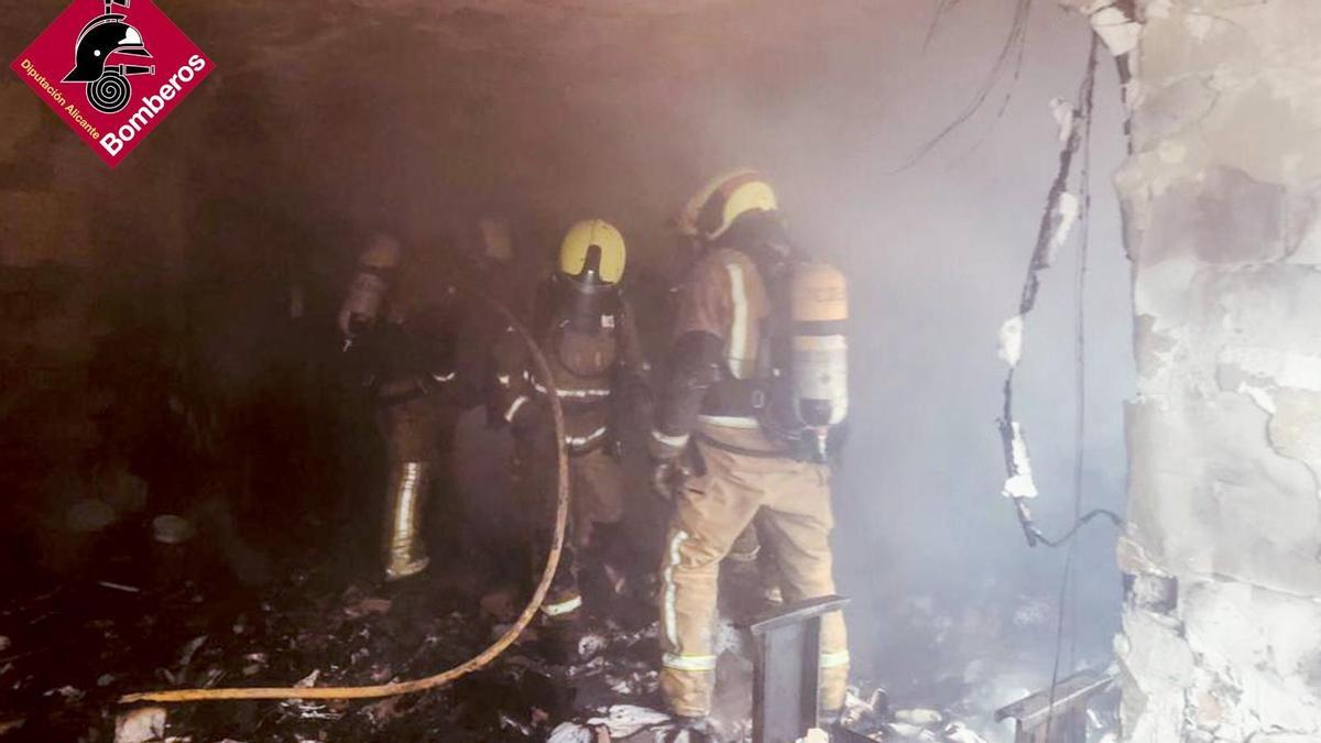 Bomberos del Consorcio en la casa incendiada en Biar.