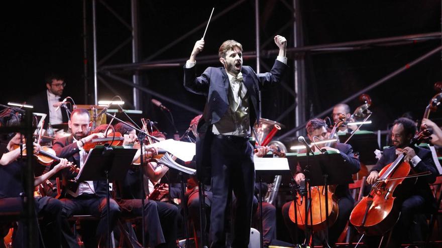 Batuta y platos para bailar en Luanco al Mar: el concierto de "Dj Symphonic" hace vibrar el Muelle Viejo pese a la lluvia
