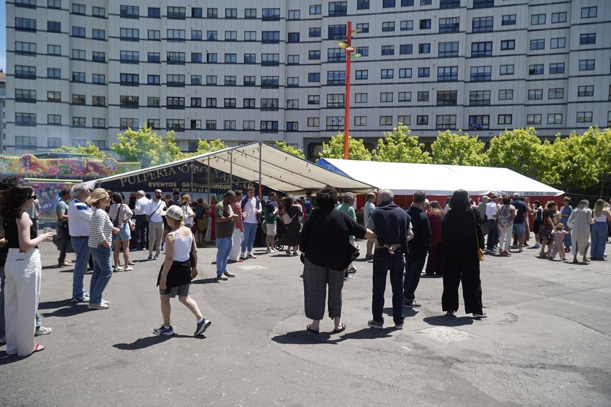 Los vecinos del barrio celebras sus fiestas con actuaciones musicales, deporte y ocio para todos los públicos, una carpa con pulpo y churrasco, además de un food truck, y atracciones de feria. Los vecinos del barrio celebras sus fiestas con actuaciones musicales, deporte y ocio para todos los públicos, una carpa con pulpo y churrasco, además de un food truck, y atracciones de feria.