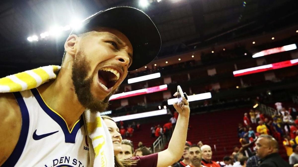 Stephen Curry celebra, eufórico, el pase a la final de la NBA tras vencer en Houston a los Rockets.