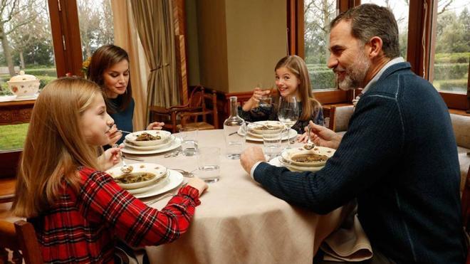 La familia real comiendo sopa en Zarzuela, en el documental por el 50 cumpleaños del rey Felipe VI