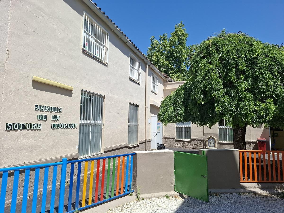 El Colegio El Limonar tiene rincones muy especiales como el de este árbol junto al edificio de Infantil.