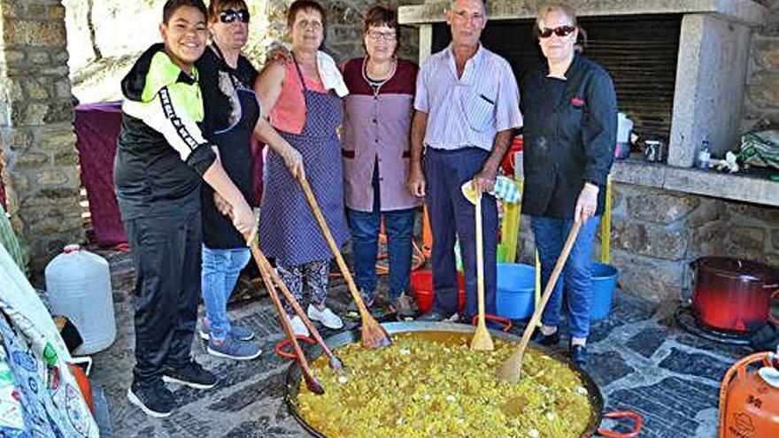 Preparación de la paella para la jornada de convivencia en Nuez.