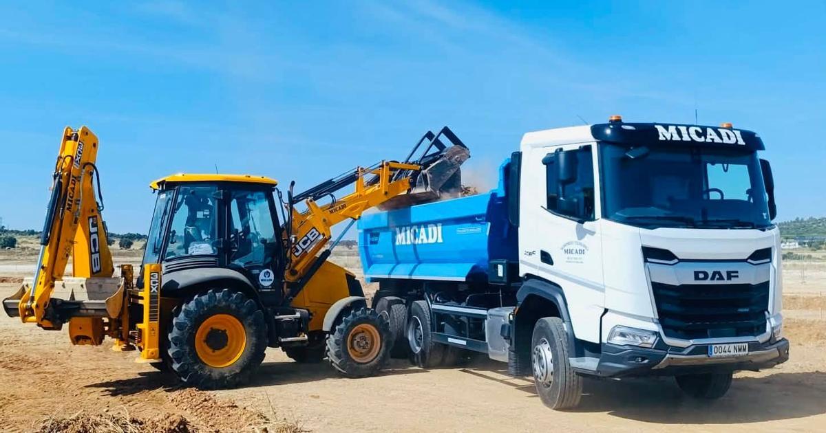 La obra de la futura megafábrica de cátodos transforma ya el paisaje de Expacio Mérida, con excavadoras, camiones y grandes movimientos de tierra sobre el terreno.
