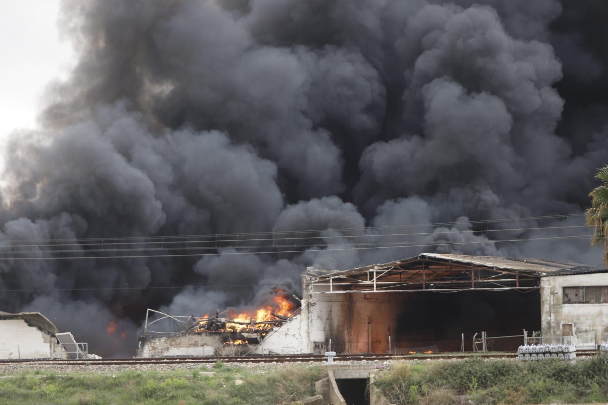 El impresionante incendio de Sollana, visto desde dentro