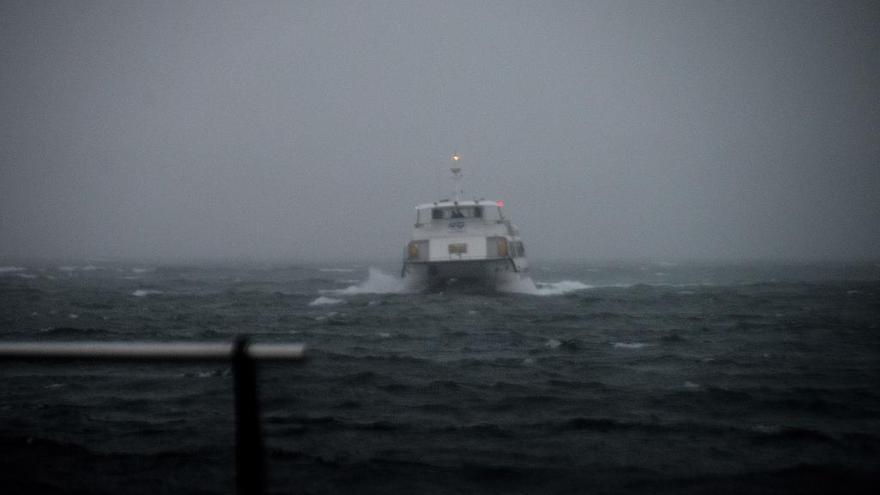 El último barco de Mar de Ons a su llegada a Cangas.// Gonzalo Núñez