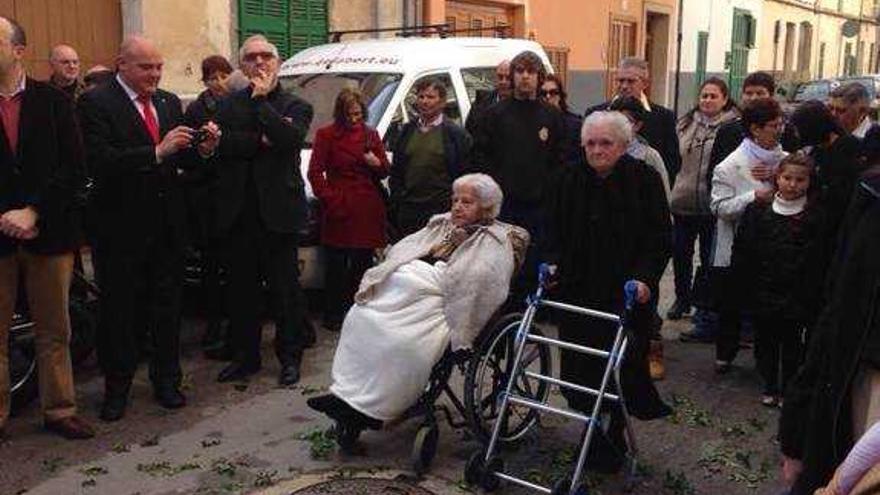 La centenaria con sus parientes y amigos camino de la iglesia donde se celebró la Eucaristía.