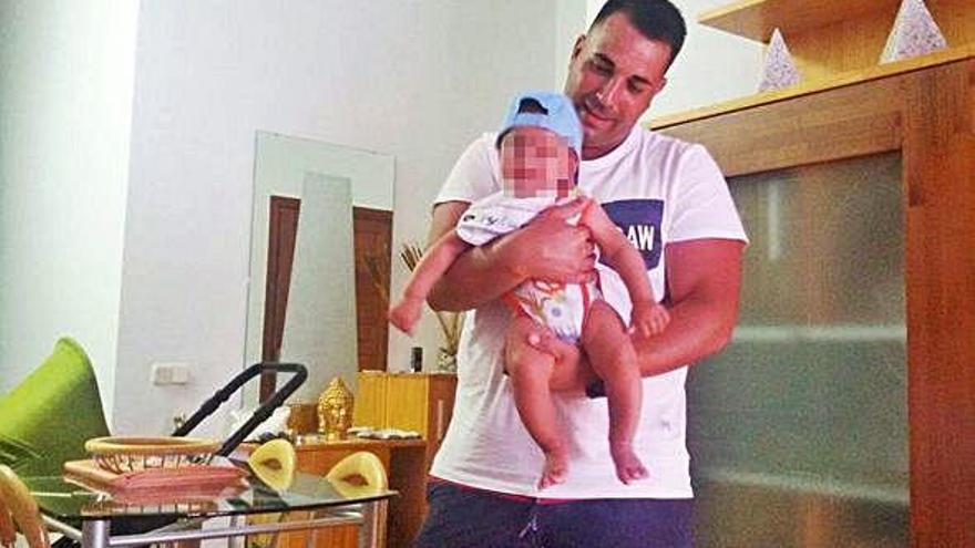 Jonatan Ruiz con su hijo Dylan en brazos cuando todavía el pequeño residía en Fuerteventura.