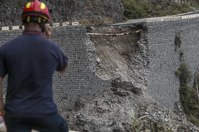 13/07/2016 Visita del presidente del Cabildo de Tenerife Carlos Alonso  junto a Técnicos para ver in situ el estado del derrumbe del talúd de la carretera que lleva a la Punta de Teno.José Luis González