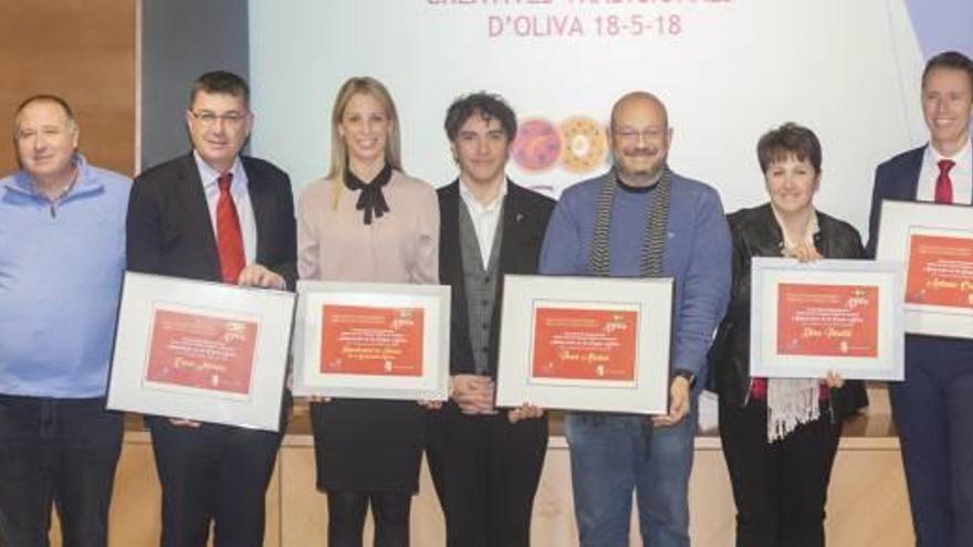 Los embajadores de las «Coques d&#039;Oliva» con las autoridades y responsables de la Associació Gastronòmica Amics de les Coques.