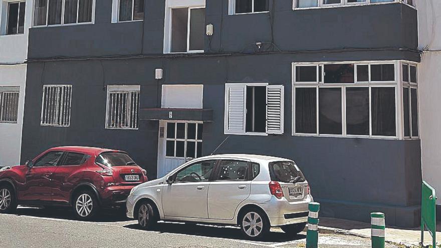 Fachada del edificio de la calle Fataga donde fue hallada la víctima.