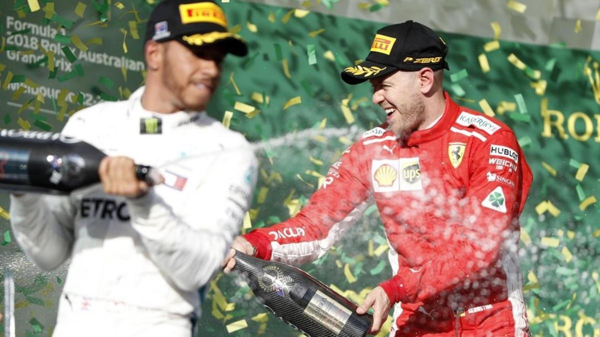 Lewis Hamilton y Sebastian Vettel se divierten en el podio de Melbourne.