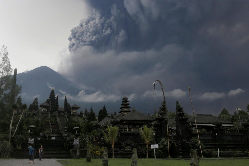 La Agencia Nacional de Gestión de Desastres (BNBP, en indonesio) mantiene el nivel de alerta de erupción 3 (el máximo es el 4).