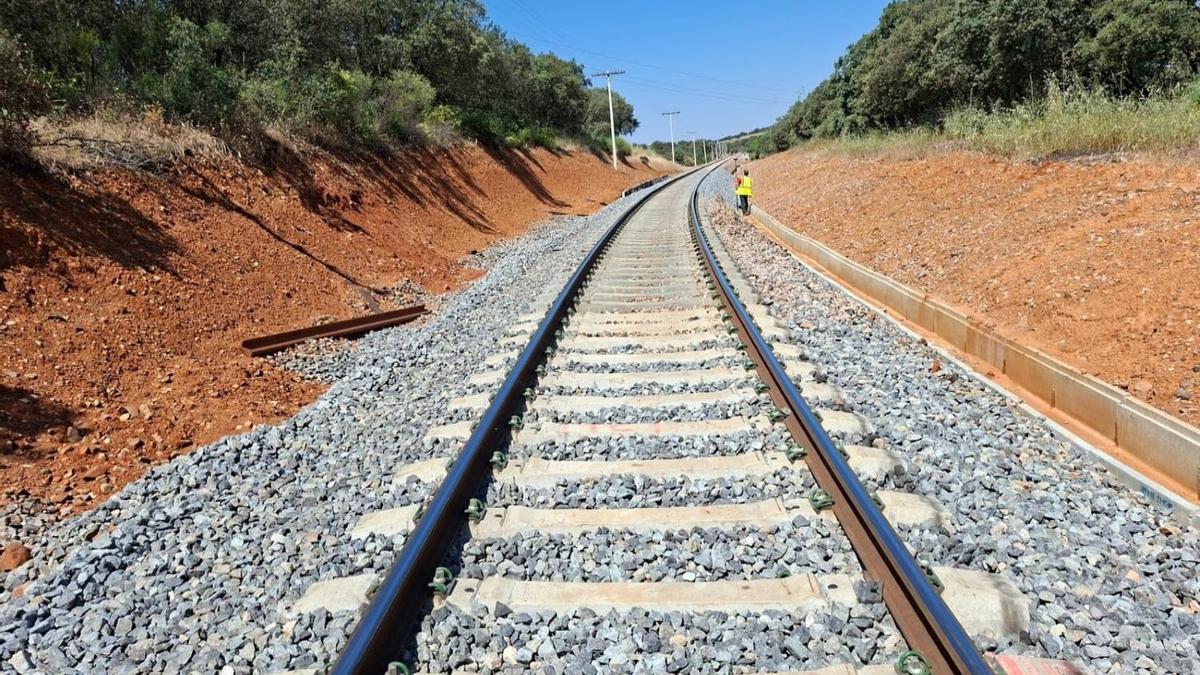 Adif ultima las obras de renovación del tramo Brazatortas-Guadalmez, con una inversión de 83 millones de euros.