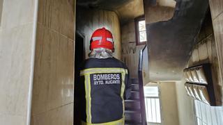 Bomberos rescatan "in extremis" a un hombre intoxicado en el incendio de su casa en Alicante