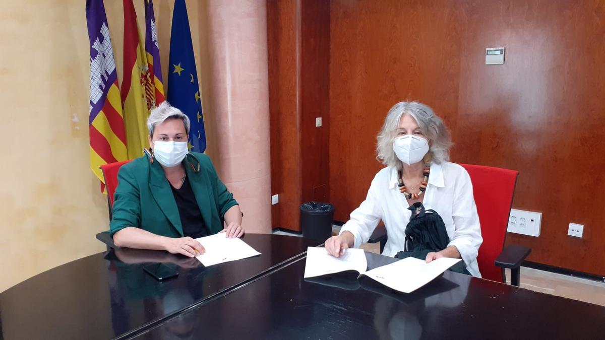 La concejala Sonia Vivas y la presidenta de la Associació d&#039;Amics del Poble Sahrauí, Catalina Rosselló han firmado el convenio.