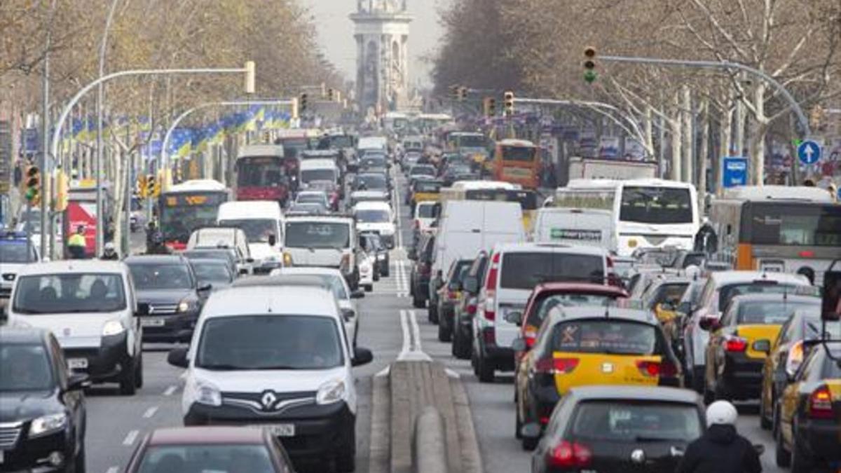 Una calle de Barcelona colapsada por el tráfico automovilístico.