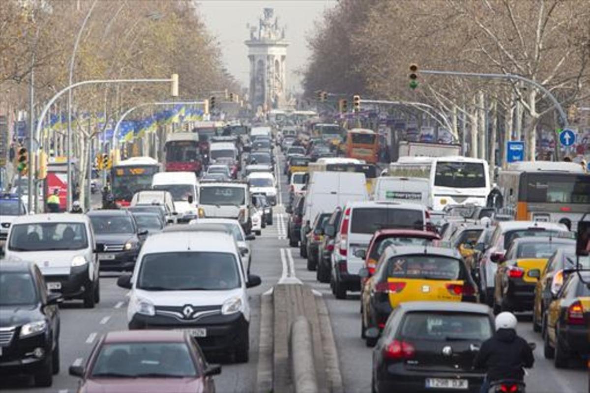 Una calle de Barcelona colapsada por el tráfico automovilístico.