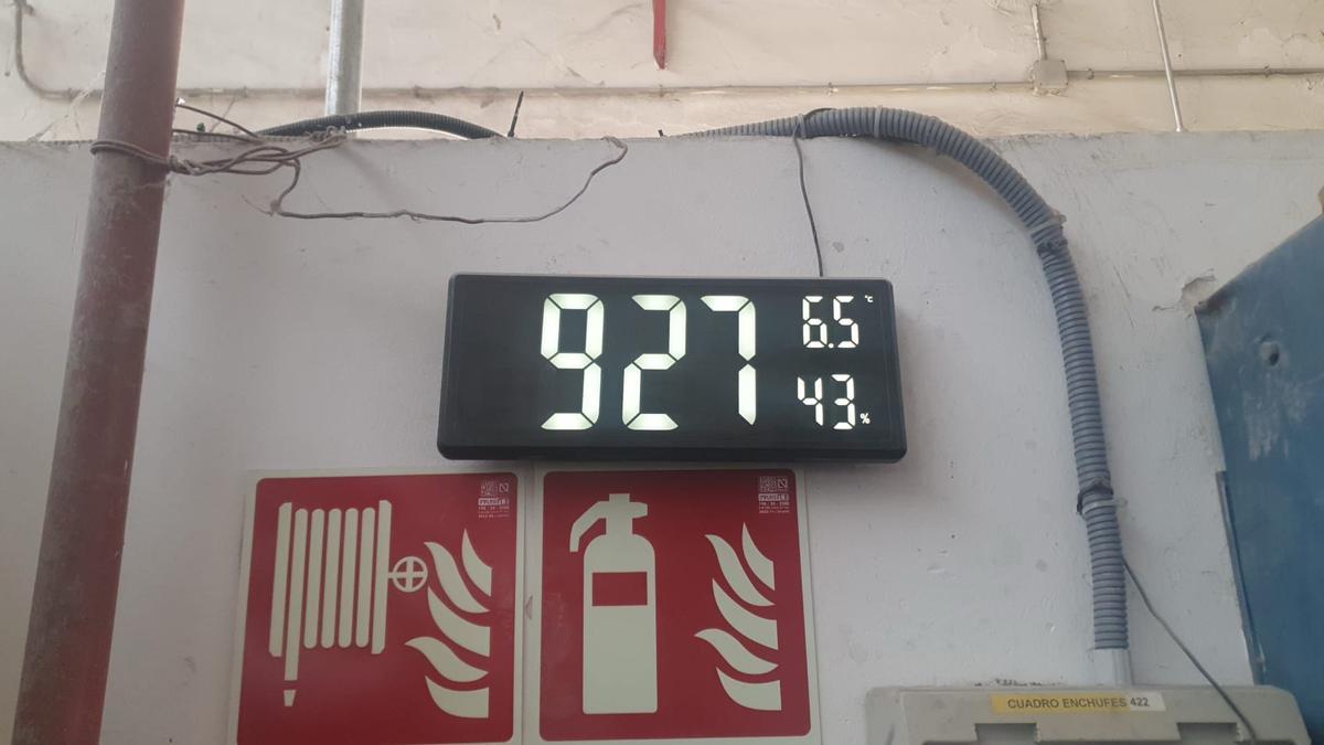 Un termómetro marca 6,5 grados en los talleres de FP del IES Virgen del Pilar de Zaragoza.