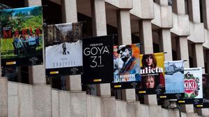 Fachada del Ministerio de Cultura con los carteles de las peliculas nominadas en los Premios Goya. 