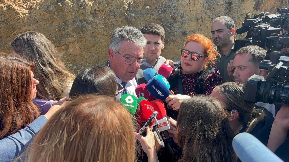 Los abogados de los detenidos, José Duarte y Aurelia Martín, atienden a la prensa antes de participar en el registro de la finca, este jueves en Hornachos.